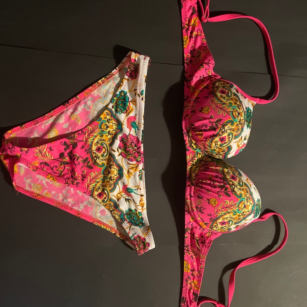 Chic & adventurous multi-colored bikini set